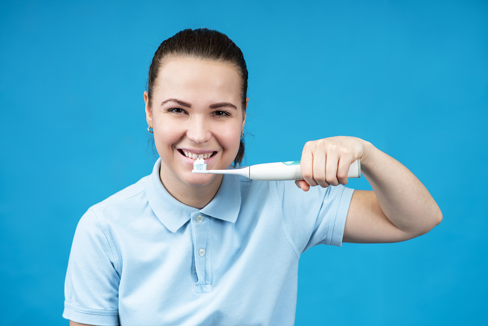 Pros and Cons of Manual and Electric Toothbrushes