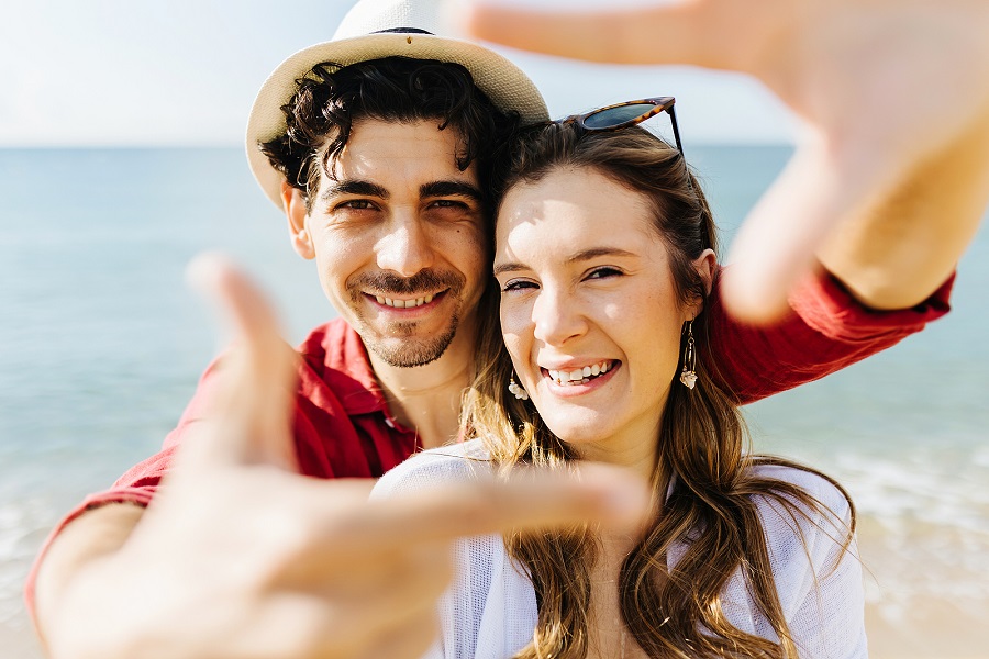 Teeth Whitening Methods and Their Pros and Cons At Home and