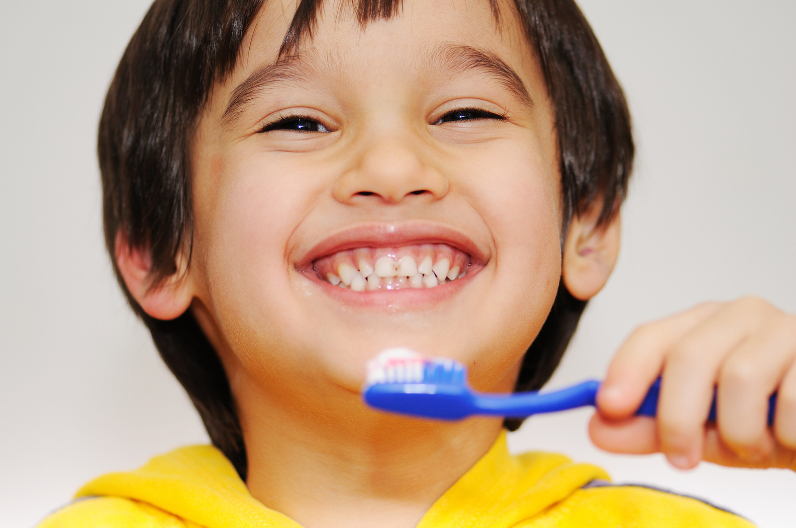 children brushing teeth